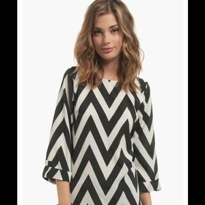 BLACK AND IVORY zig zag top